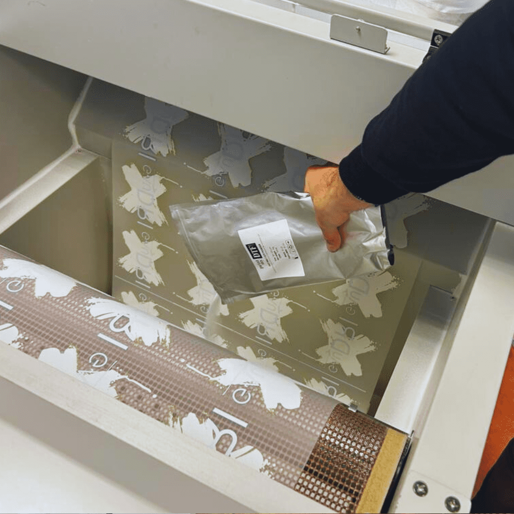 Versement de poudre DTF dans imprimante DTF